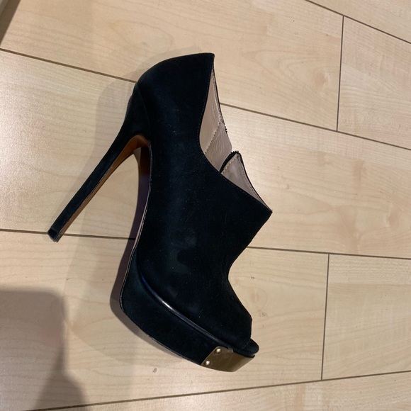 Shoes - Picture 2 of 7